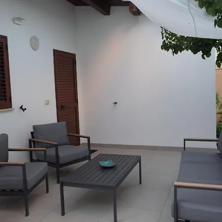 Casa Sul Mare Con Piscina Племмирио