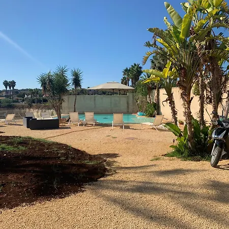 Casa Sul Mare Con Piscina Племмирио