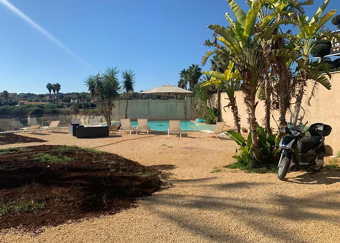 Casa Sul Mare Con Piscina Племмирио